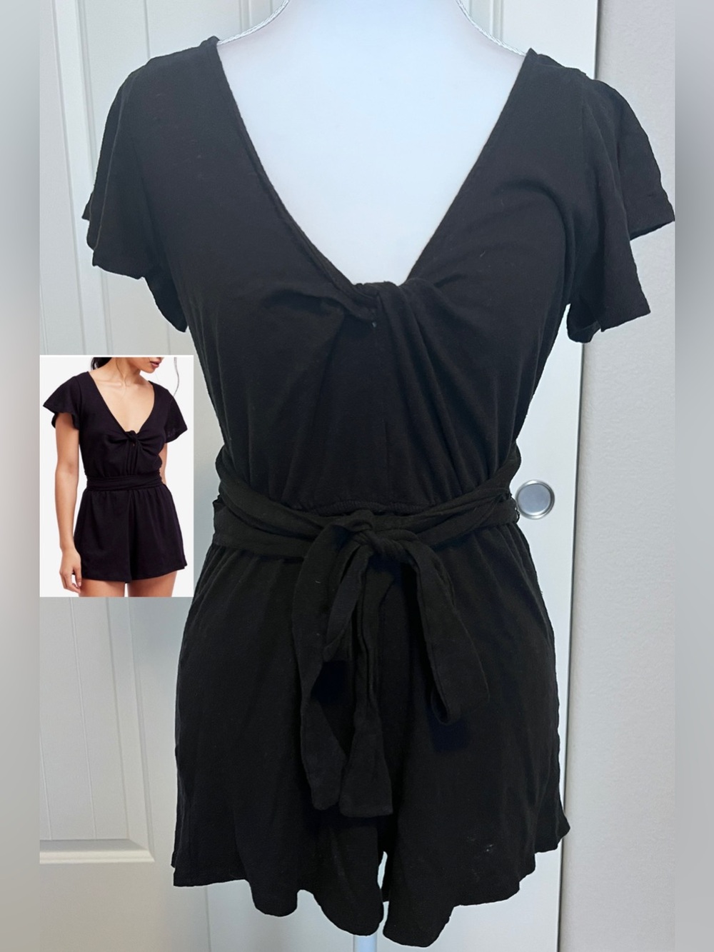 Free People Black Twist V Neck
52% Linen 48% Cotton Romper Sz XS